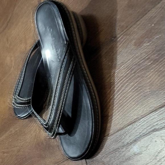 Louis Vuitton Flip Flops - Picture 4 of 5